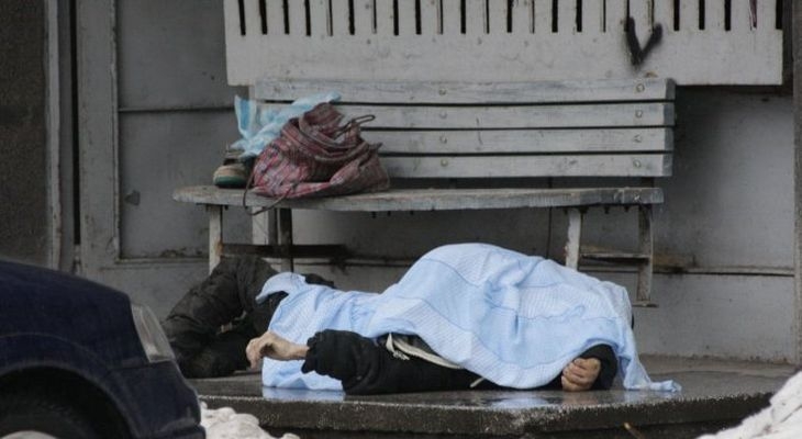 Шок! Часове мъж в безпомощно състояние лежи на стълбище на блок в София СНИМКА 18+