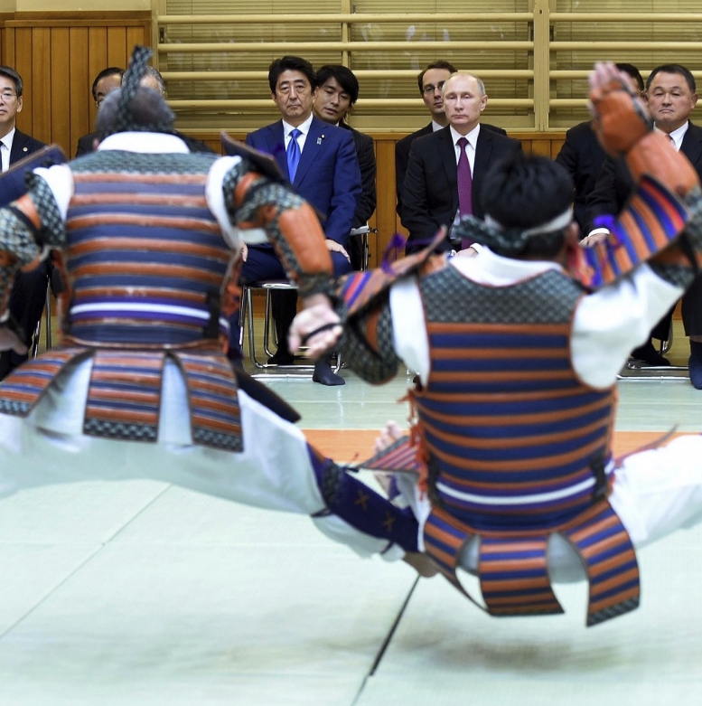 Путин го удари на живот в Япония: Дегустира саке "Източна красавица", после посети Меката на джудото