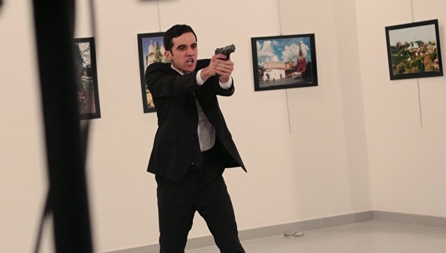 ГЛЕДАЙТЕ В БЛИЦ НА ЖИВО ОТ АНКАРА! Руският посланик е бил разстрелян с 11 куршума, ето какво още е крещял убиеца 