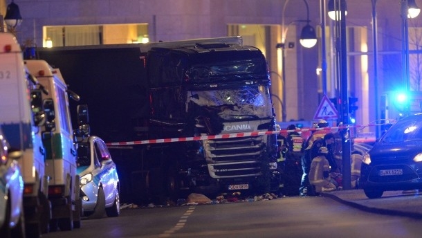 "Ди Велт": Шофьорът-убиец, който се вряза в пазара в Берлин, е пакистанец