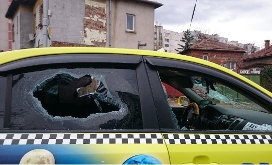 Вижте двамата бабаити от богаташки семейства, отвлекли и пребили таксиметровия шофьор във Врачанско  (СНИМКИ) 