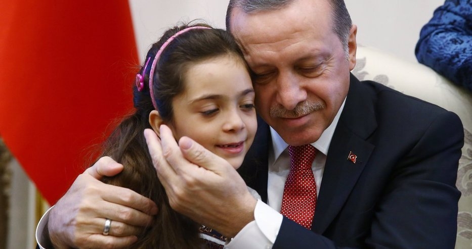 Ердоган прегърна сирийското момиченце, което разказа в Туитър за ужасите на войната в Алепо (СНИМКА)