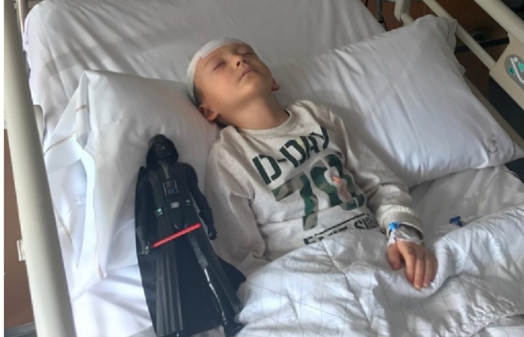Зов за помощ: Малко момченце се бори за живота си в Бургас, страда от рядка болест 