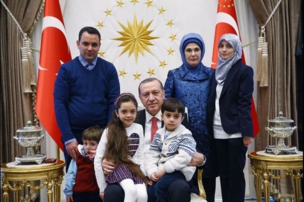 Момичето хроникьор от Алепо получи топло посрещане от Ердоган (СНИМКИ)