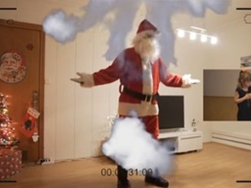 Баща засне с камера появата на Дядо Коледа, за да докаже съществуването му (ВИДЕО)