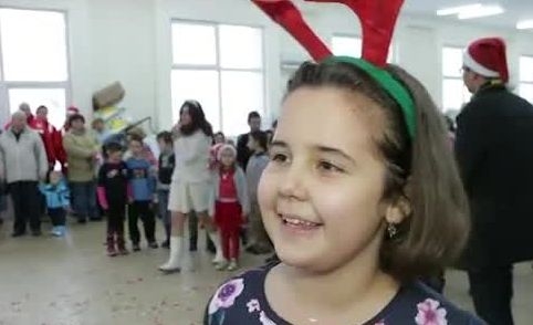 Стотици подаръци от Дядо Коледа за децата на Хитрино (ВИДЕО)