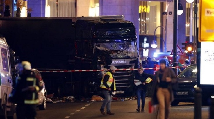 Стотици камиони излязоха на шествие в памет на шофьора, убит от терориста в Берлин