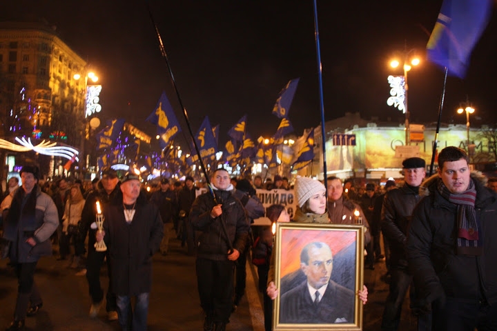 УНИАН: В Киев стотици националисти проведоха факелно шествие