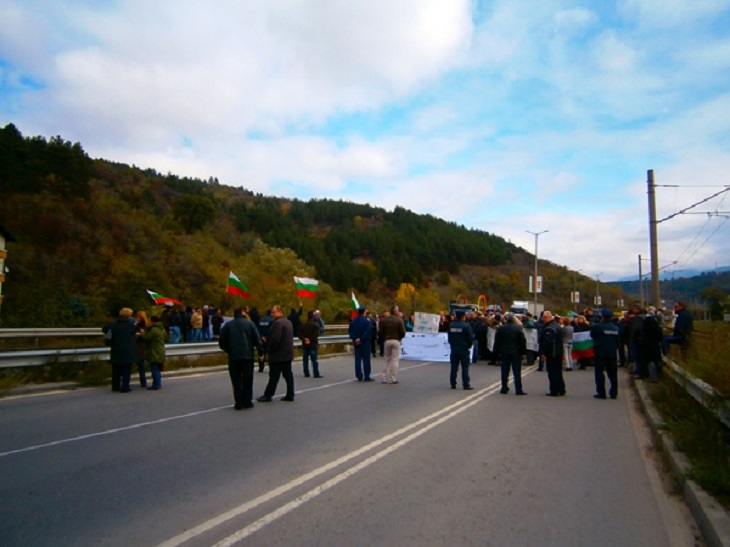 Протестиращи блокираха Е79, не пускат никой да премине 