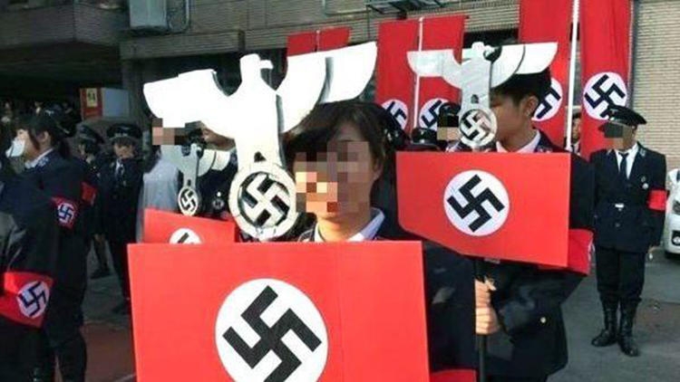 Ученици шокираха света като проведоха нацистки марш с униформи и свастики (СНИМКИ/ВИДЕО)