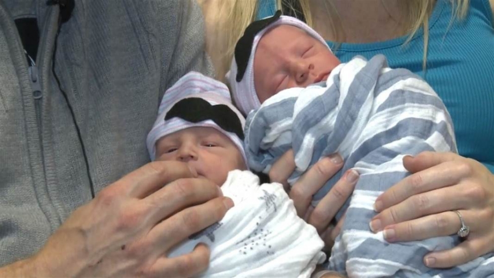 Майка роди близнаци в различни години (СНИМКИ/ВИДЕО)