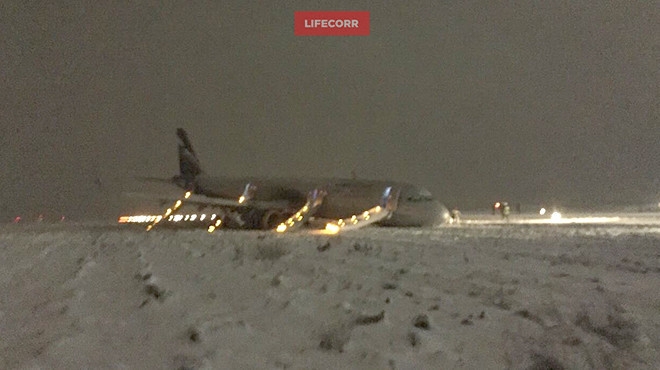 Самолет излезе от пистата при кацане в Калининград