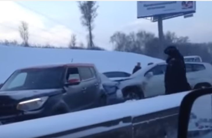 Обилен снеговалеж сътвори невиждани поразии с над 20 коли край Москва (ВИДЕО)