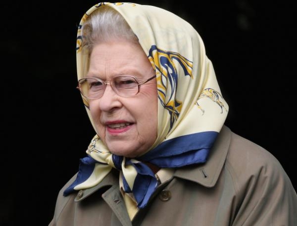 Зловещ инцидент с кралица Елизабет II посред нощ в градините на двореца "Бъкингам"