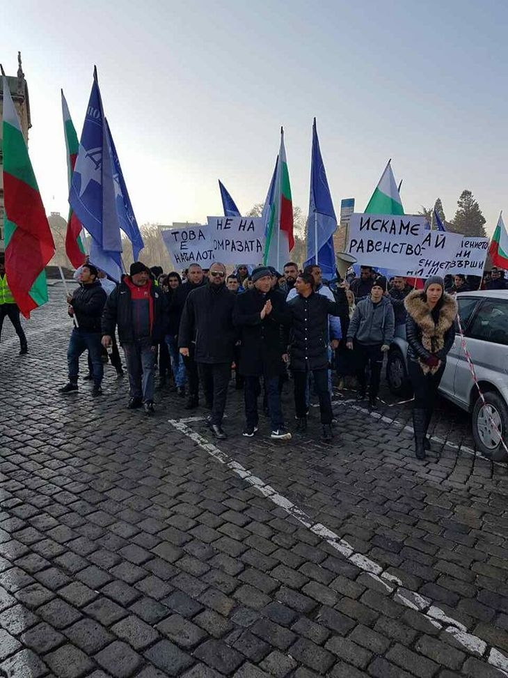 ДРОМ на протест пред сградата на ВМРО