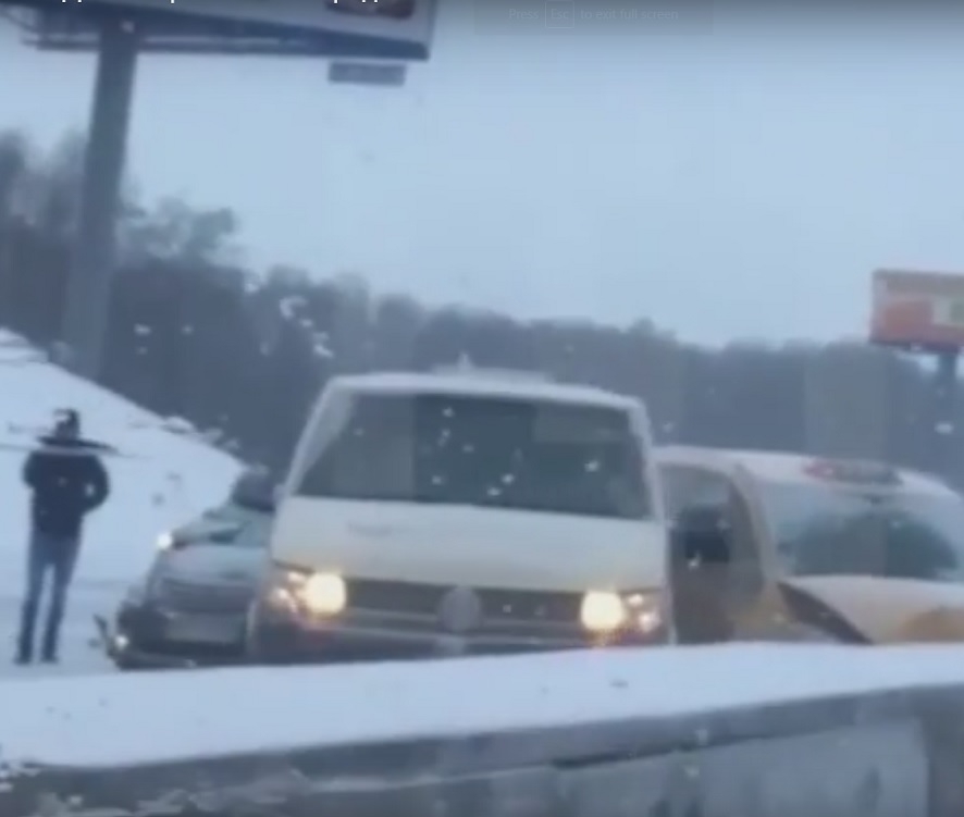 Вижте как 23 коли се сблъскаха в снега (ВИДЕО)