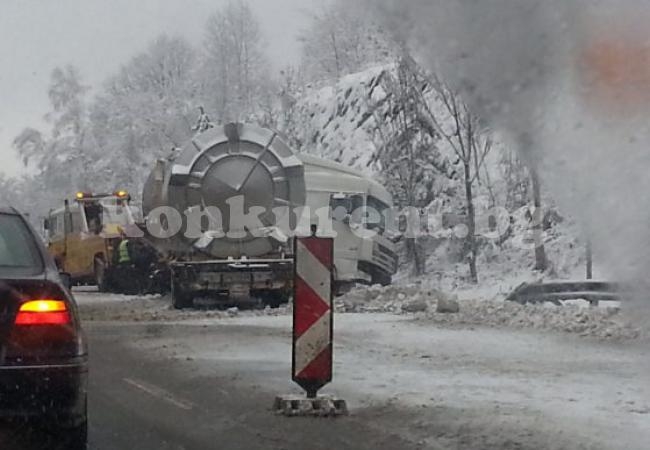 Цистерна се обърна до Железния мост край Враца 