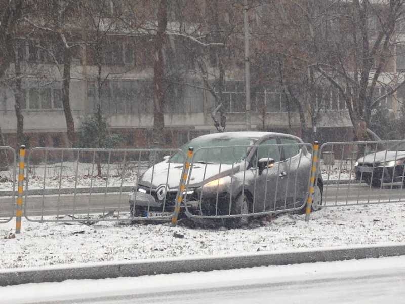 Кола се превърна в шейна и се заби в ограда в Бургас (СНИМКИ)