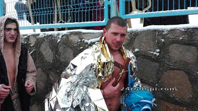 В Кърджали хвърлиха кръста от пожарникарска стълба, Величко го извади за 4-ти път (СНИМКИ)