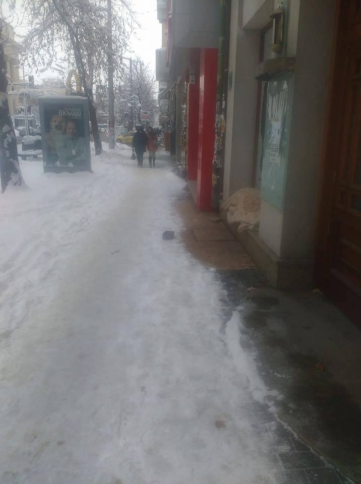 Снегът затрупва още един увит в одеяло човек в центъра на София, никой не реагира (СНИМКА)