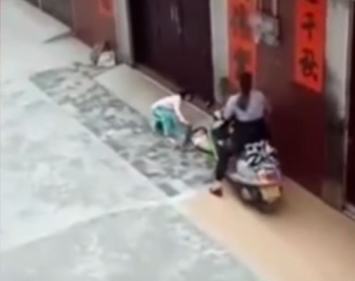 Шофьорка мина със скутера си през малко момиченце, искала да го сплаши (ВИДЕО 18+)