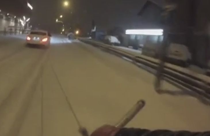 Зевзек се повози на сноуборд по столичните булеварди (ВИДЕО)