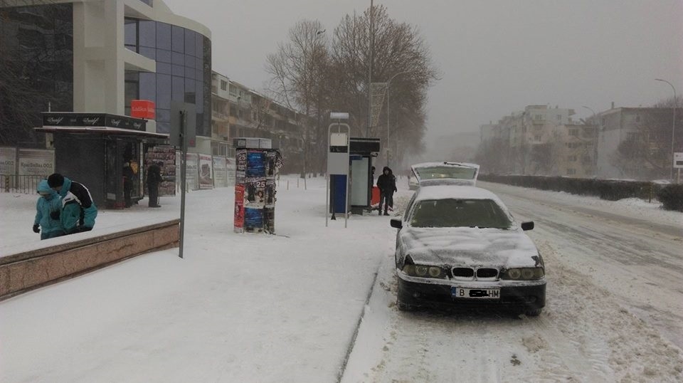 Драма от последните минути във Варна: Мъж се строполи на автобусна спирка и умря (СНИМКИ)