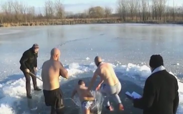 Българите в Чикаго спасиха Богоявленския кръст от замръзнало езеро (ВИДЕО)