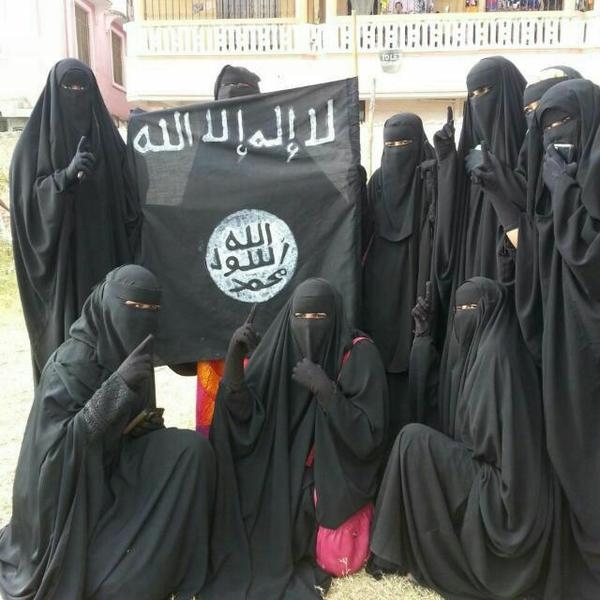 Съпруги от ИД се чудят какво да облекат за екзекуция
