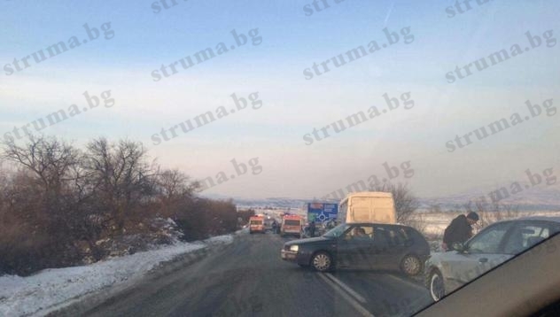  Тежка катастрофа на входа на Благоевград! Три линейки са на мястото, жена лежи окървавена в снега (СНИМКА)