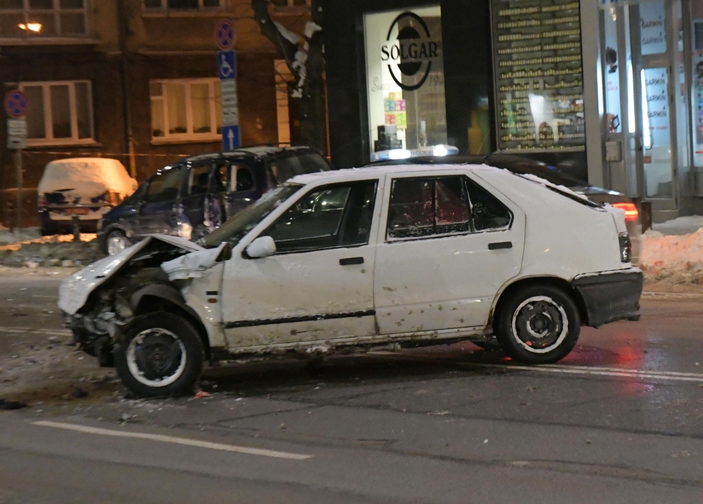 Две коли и линейка катастрофираха пред турското посолство в столицата (СНИМКИ)