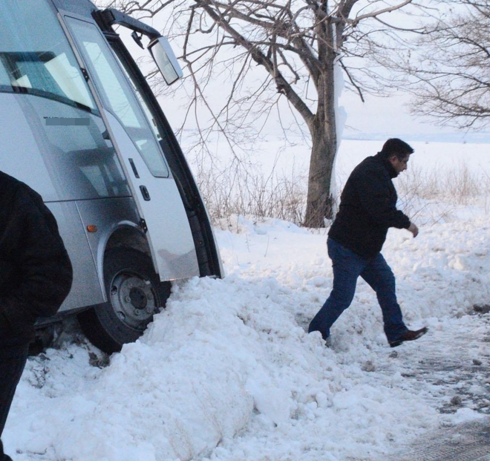 Ето какво се случи с японските туристи, вкарани в снежен капан от безумен шофьор