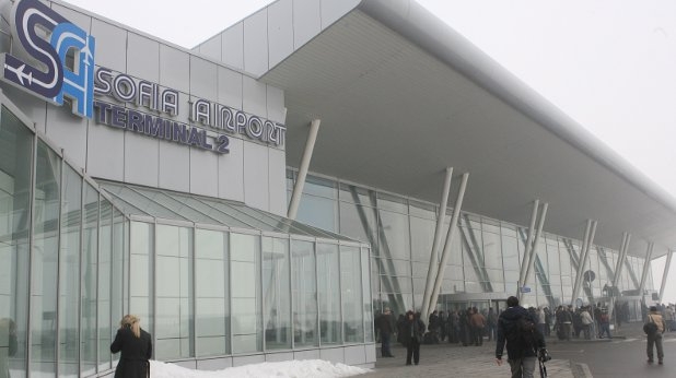 Хаос на летище „София“ заради снега