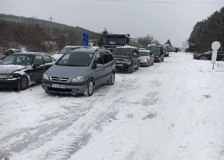 Десетки шофьори бяха блокирани заради затворен път (СНИМКИ/ВИДЕО)