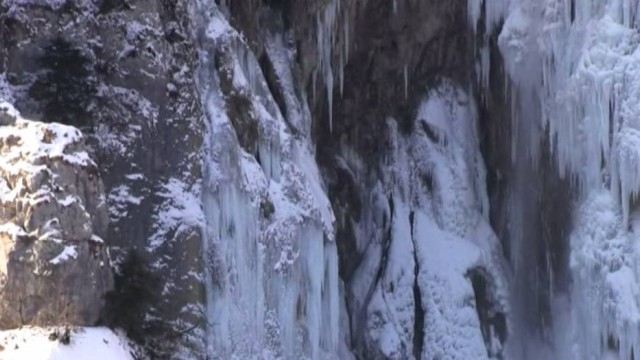 Атракция: 78-метров водопад в Хърватия замръзна (ВИДЕО)