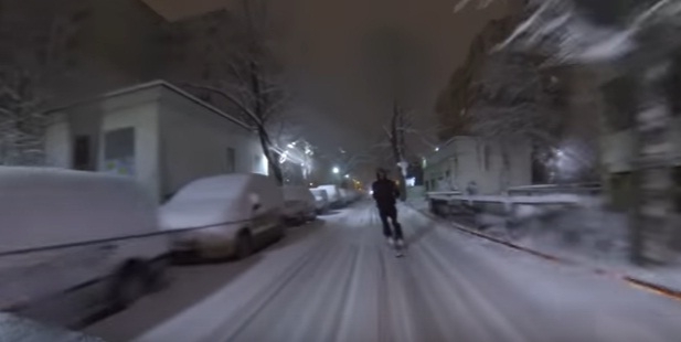 Уникално ВИДЕО: Смелчага се пусна по ски на улица в София 