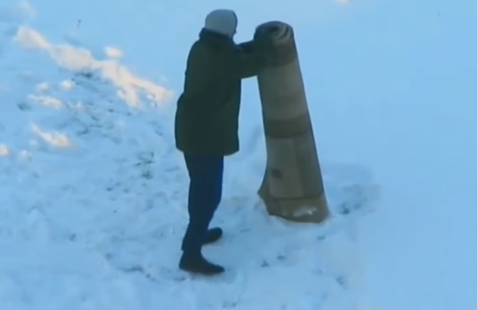 Примерен съпруг събра очите на съседките като изтупа килим върху снега с хватки от джудо  (ВИДЕО)