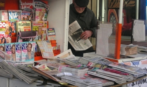 Мъж закупи 1000 копия от вестник, за да не разберат гафа му