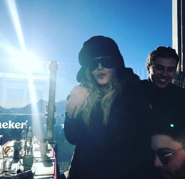 Мадона изкарва новогодишната си ваканция с доста по-младия си приятел (СНИМКИ)