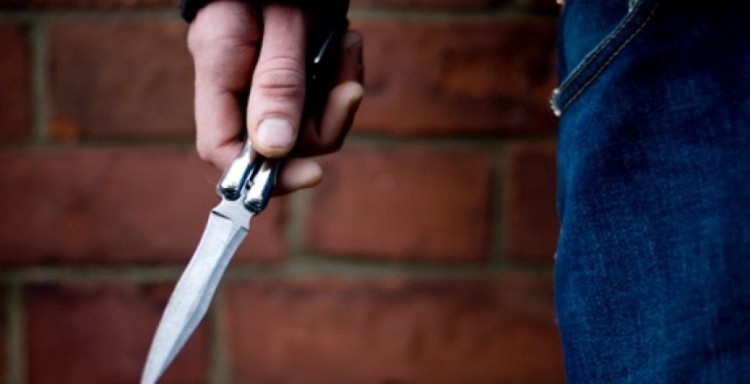 Агресивни хулигани пребиха и подстригаха насилствено младеж с нож (ВИДЕО 18+)