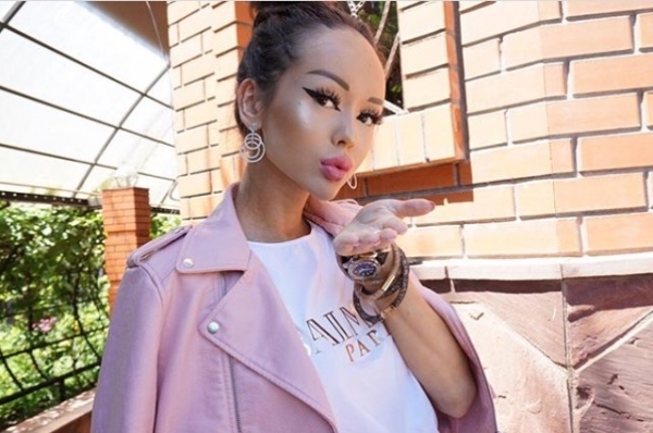Красива студентка, наречена Казахстанското Барби, превзе социалните мрежи с провокативните си СНИМКИ 18+
