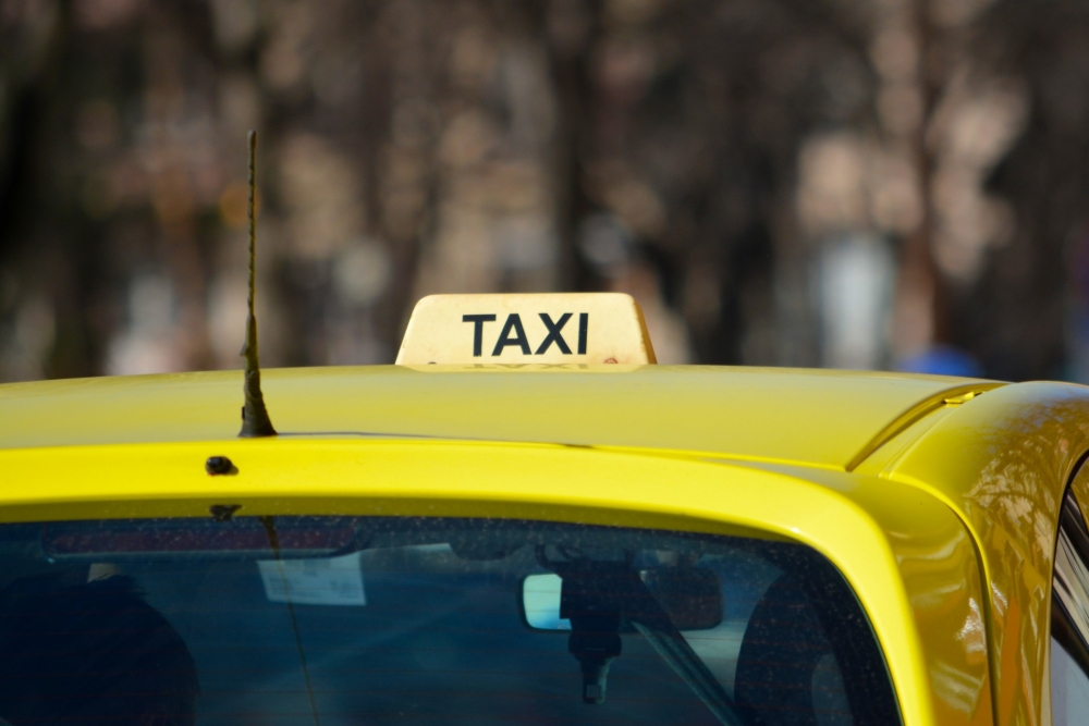 Сигнал до БЛИЦ: Таксиджия се натресе в автомобил 