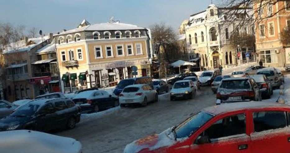 Потърпевш варненец: Централната улица в града е идеална за фигурно пързаляне (СНИМКА)