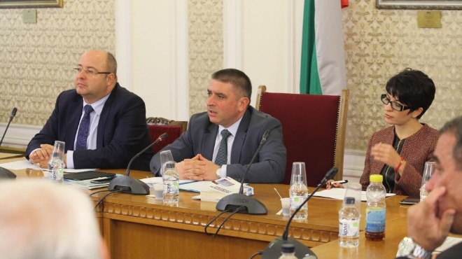 Депутатите от правната комисия се отказаха да обсъждат референфума на Слави
