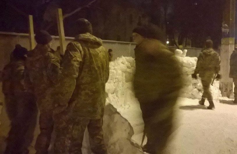 Курсанти направиха автобусна спирка от сняг по заповед на пияния си командир (СНИМКИ)