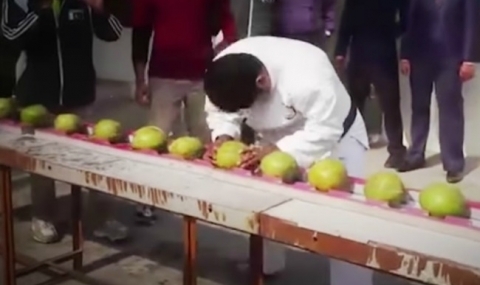 Вижте как мъж счупи 43 кокосови ореха с главата си (ВИДЕО)