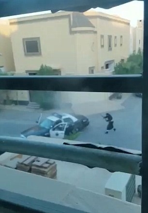 Вижте драматичния момент, в който полицай героично прострелва от упор въоръжени терористи, готови да се взривят (СНИМКИ/ВИДЕО 18+)
