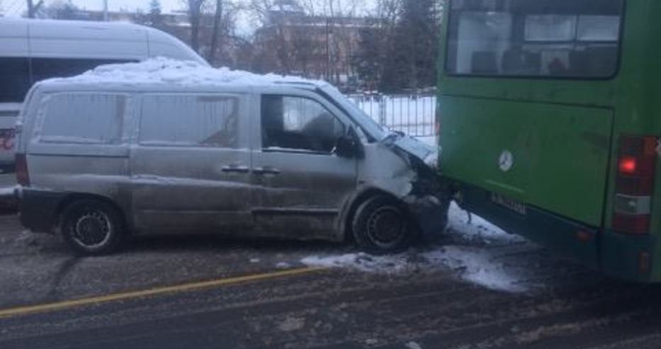 Ледена катастрофа във Варна: Бус се вряза под автобус (СНИМКИ)
