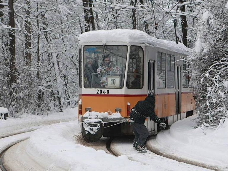 И в трамваите заваля сняг! (СНИМКИ)
