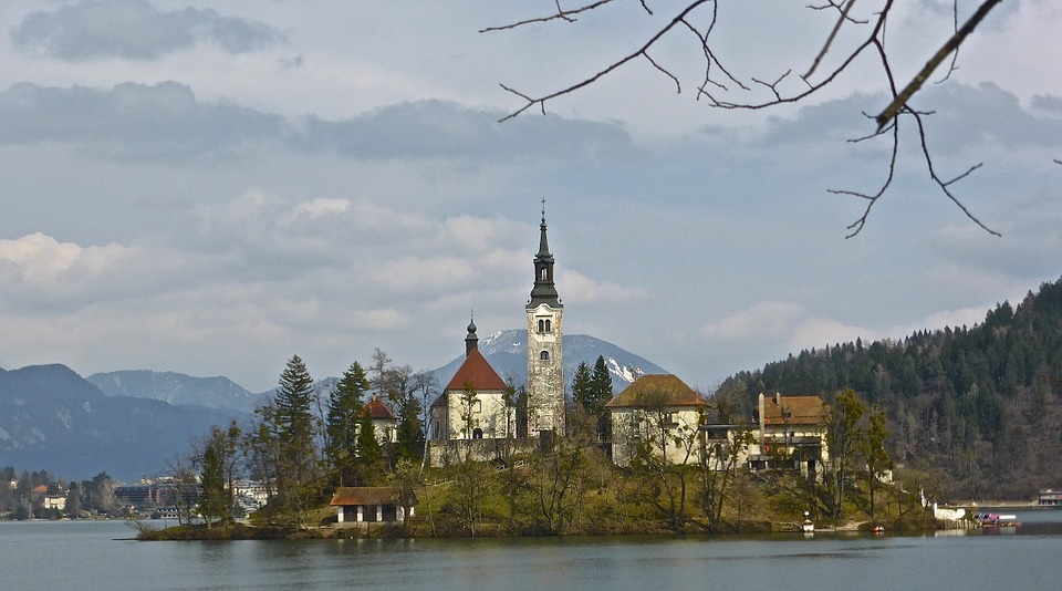 Камбана в църква на мъничък остров в словенско езеро сбъдва желания (СНИМКА)